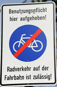 Schild "Radverkehr auf der Fahrbahn zulässig"